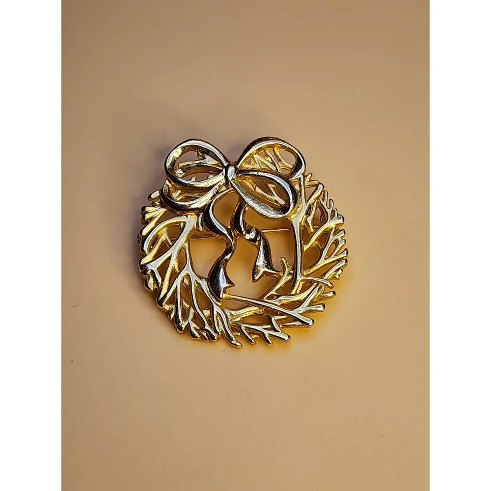 Vintage DANECRAFT Gold Plate Holiday Wreath Christmas Bow Broach Pin FREE $HIP!!
